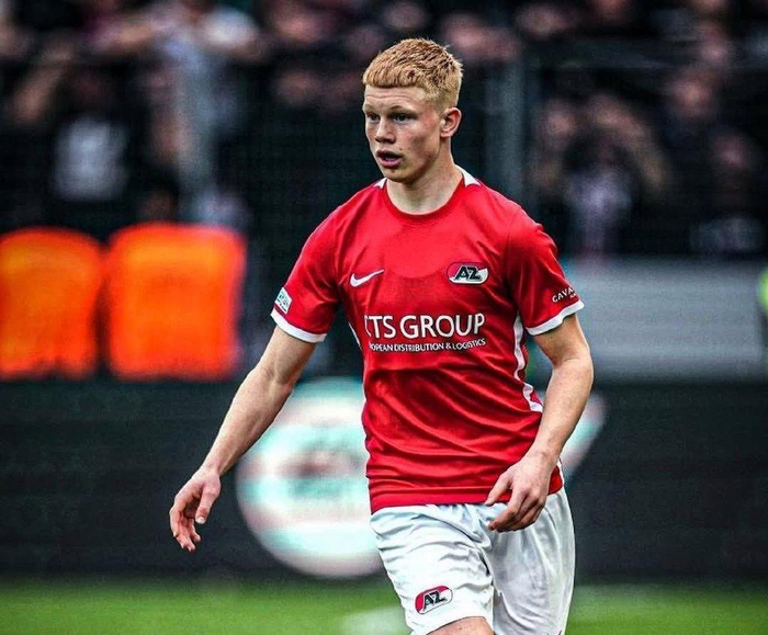 欧洲杯直播-利物浦将与皇马开启竞价大战！5200万镑竞逐19岁荷兰中场神童|阿尔克马尔|中场新星|转会动态|皇家马德里|斯洛特_新浪体育_新浪新闻