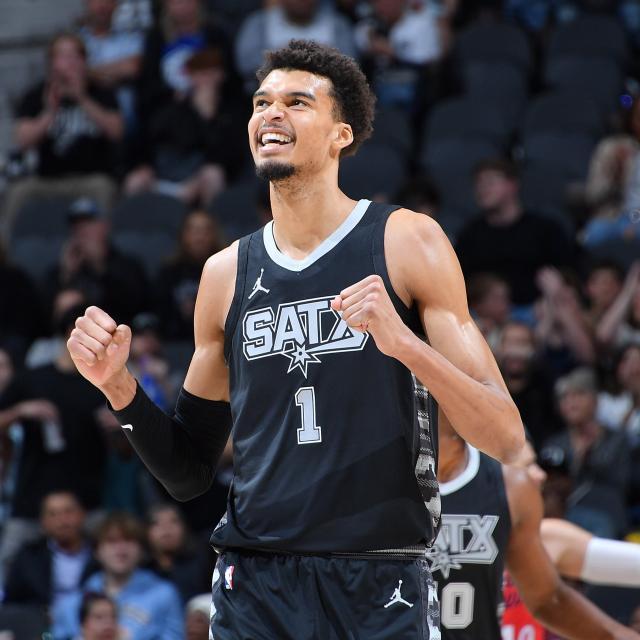 生日夜35+18对飚约基奇！文班百场里程碑载入史册