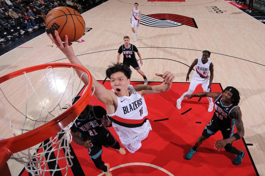 杨瀚森2+1霍勒迪20+5+7 开拓者主场大胜灰熊